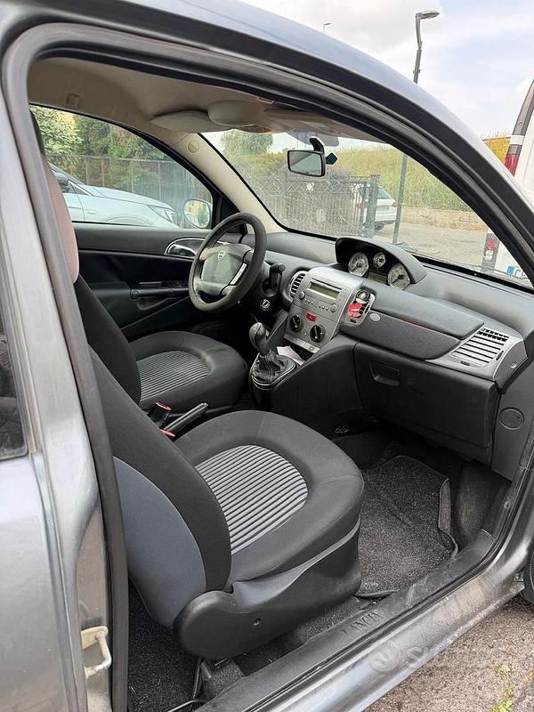 Usado Lancia Ypsilon 90 HP (66 kW) 2008 Cinzento Citadino
