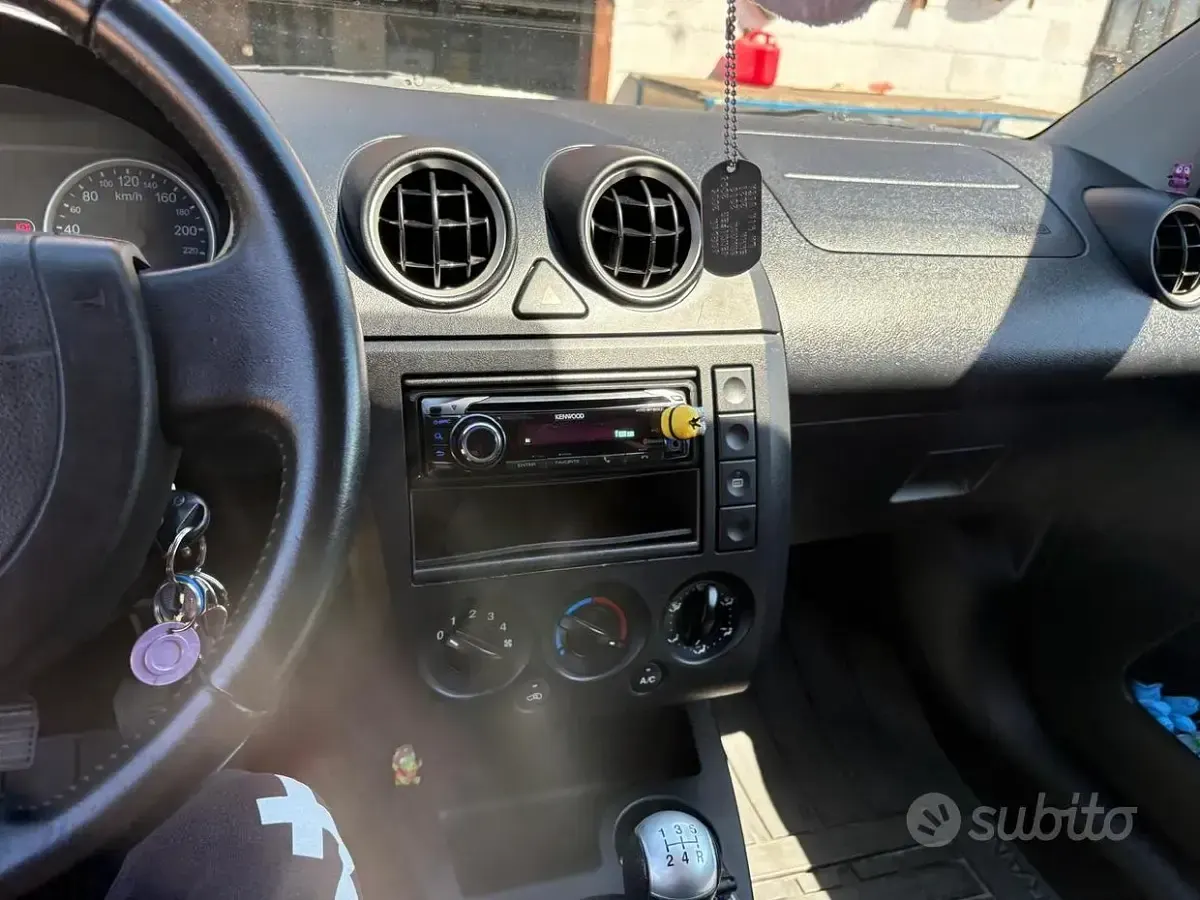 Usata Ford Fiesta 90 CV (66 kW) 2005 Nero Utilitaria
