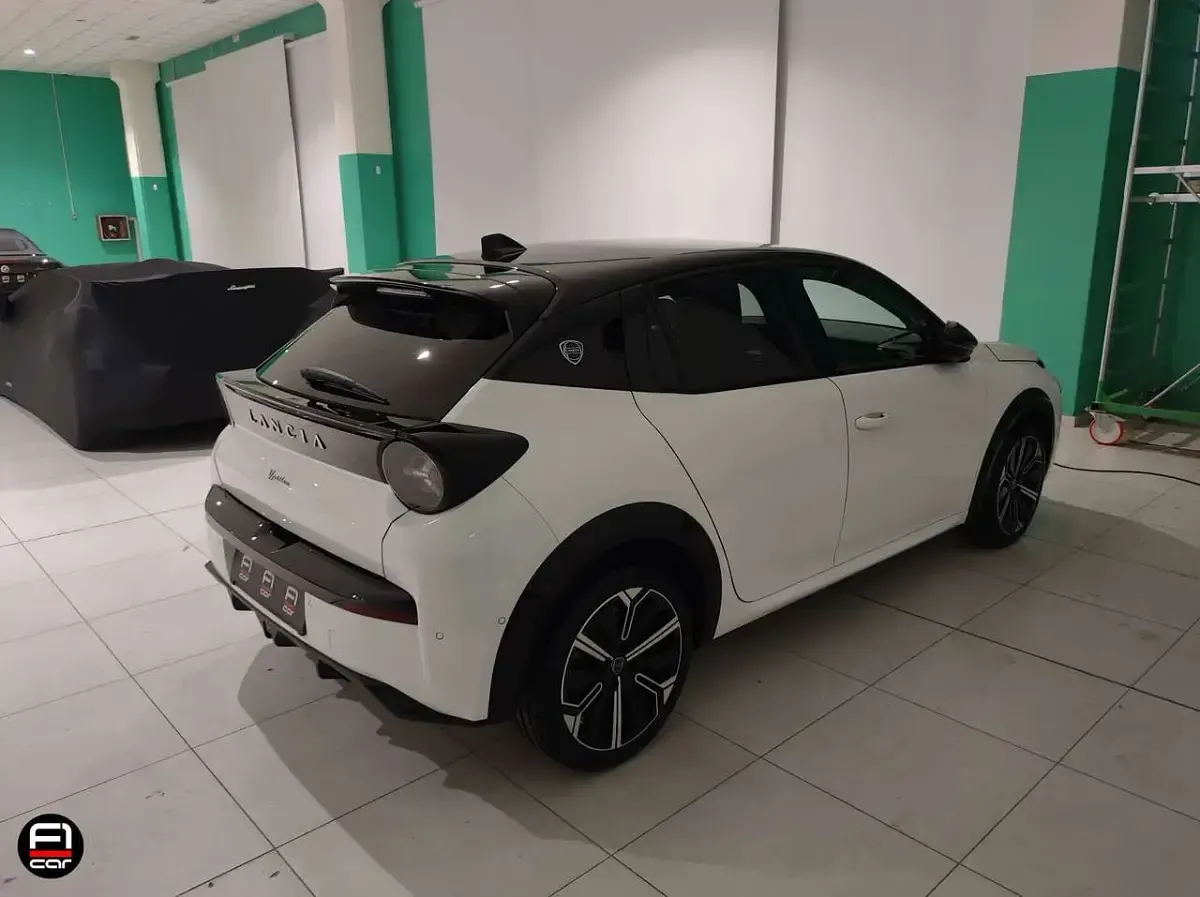 Nuova Lancia Ypsilon 110 CV (80 kW) 2026 Bianco quarzo tetto nero Utilitaria