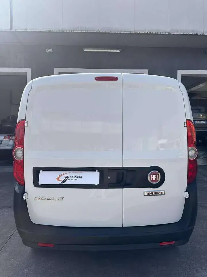 Usata Fiat Doblò 90 CV (66 kW) 2022 Bianco Monovolume