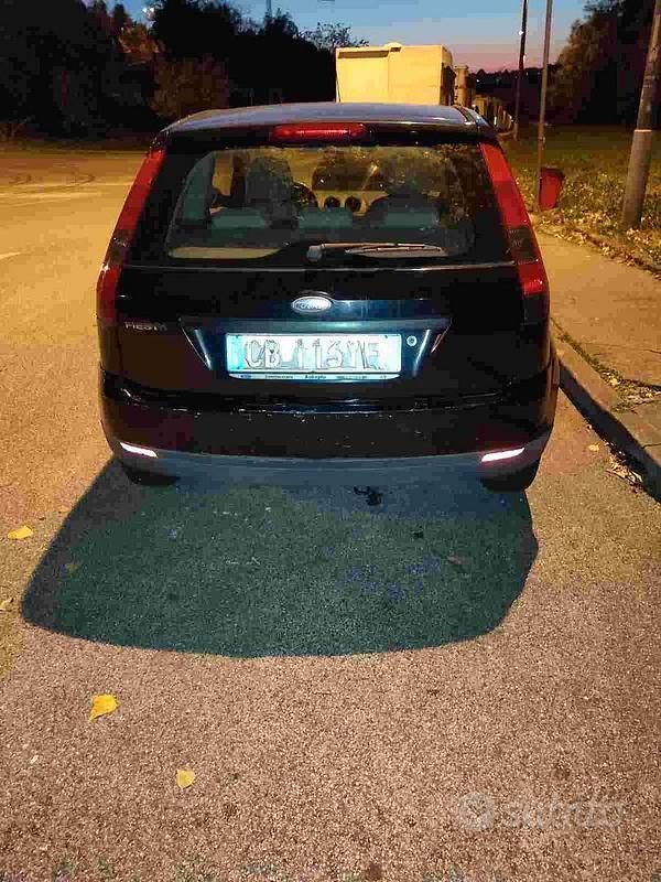Begagnad Ford Fiesta 75 HK (55 kW) 2003 Svart Halvkombi