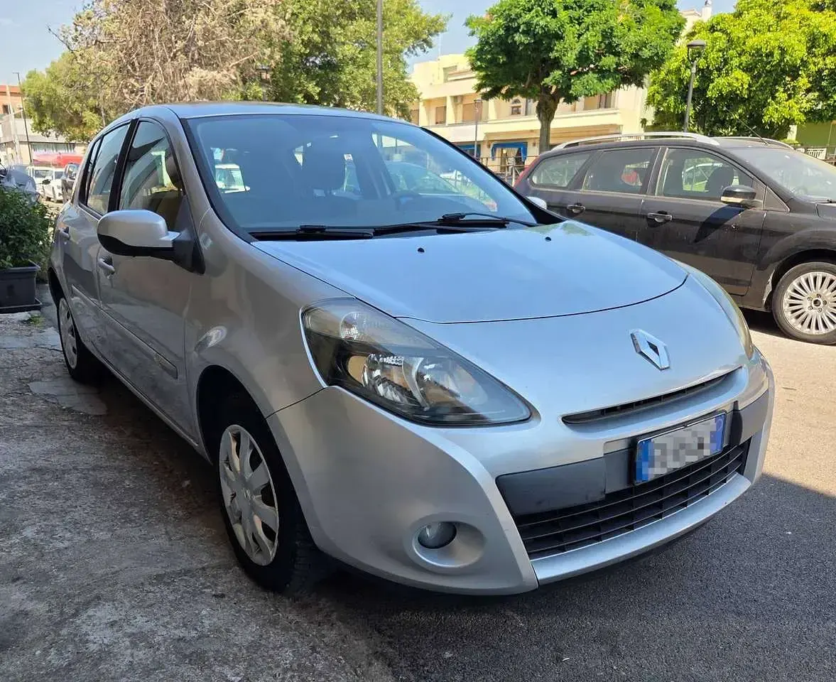 Usata Renault Clio III 75 CV (55 kW) 2012 Argento Berlina