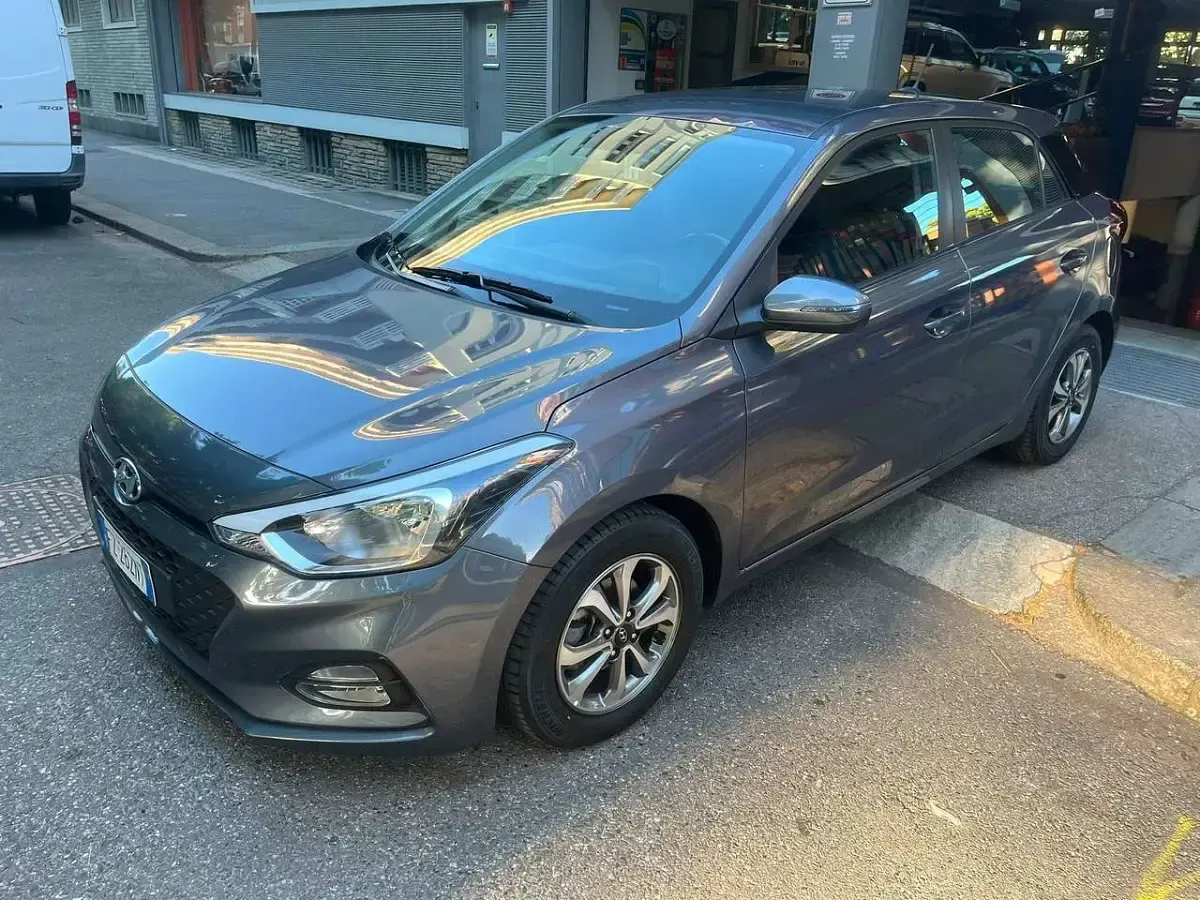 Usata Hyundai i20 75 CV (55 kW) 2019 Grigio metallizzato Utilitaria