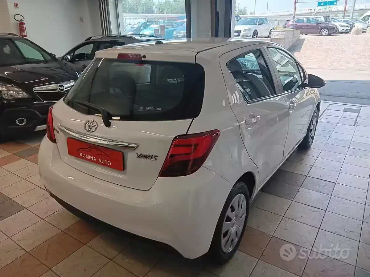 Usata Toyota Yaris Active 69 CV (50 kW) 2015 Bianco Utilitaria