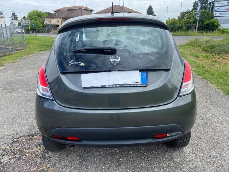 Usata Lancia Ypsilon 85 CV (62 kW) 2015 Grigio Utilitaria