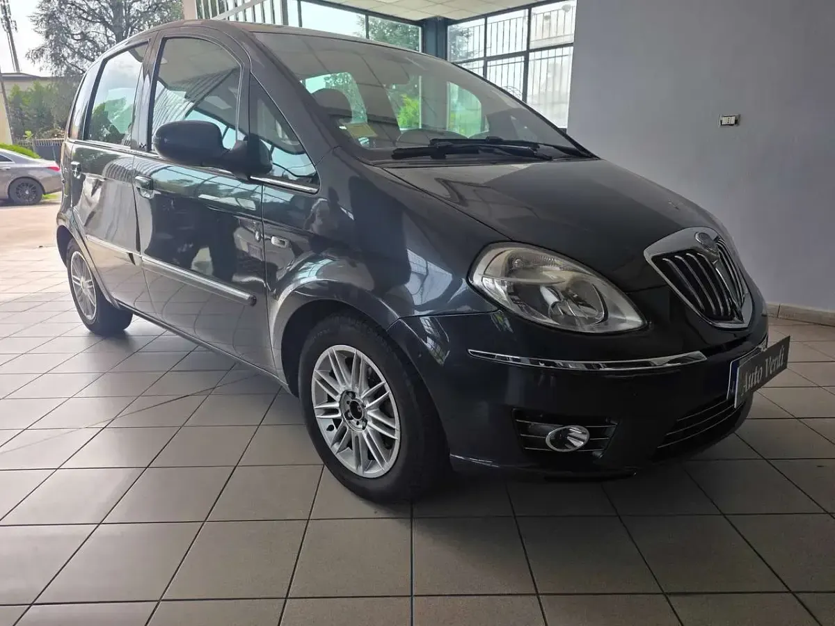 Usata Lancia Musa 92 CV (67 kW) 2011 Grigio Monovolume
