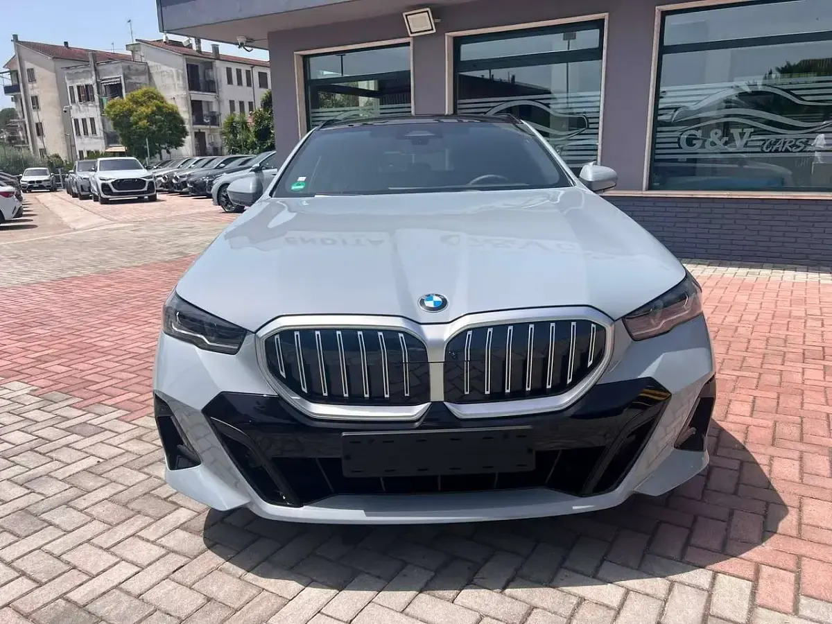 Usata BMW 540 M Sport 303 CV (222 kW) 2025 Grigio Station wagon