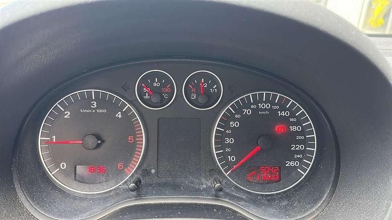 Grigio Usata 2004 Audi A3 Attraction Tre volumi | 1500 € (Ottimo prezzo) - Immagine 1/4
