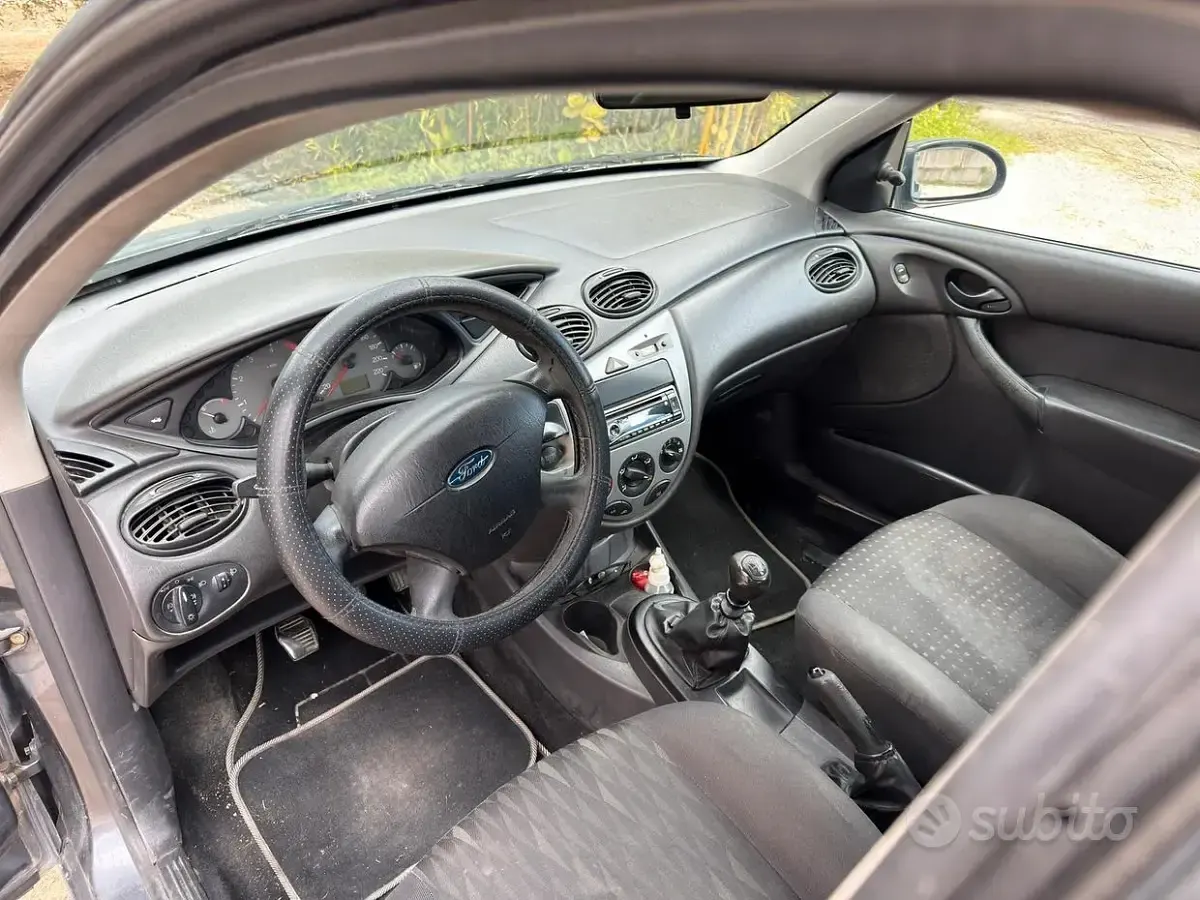 Usata Ford Focus 100 CV (73 kW) 2004 Grigio Berlina