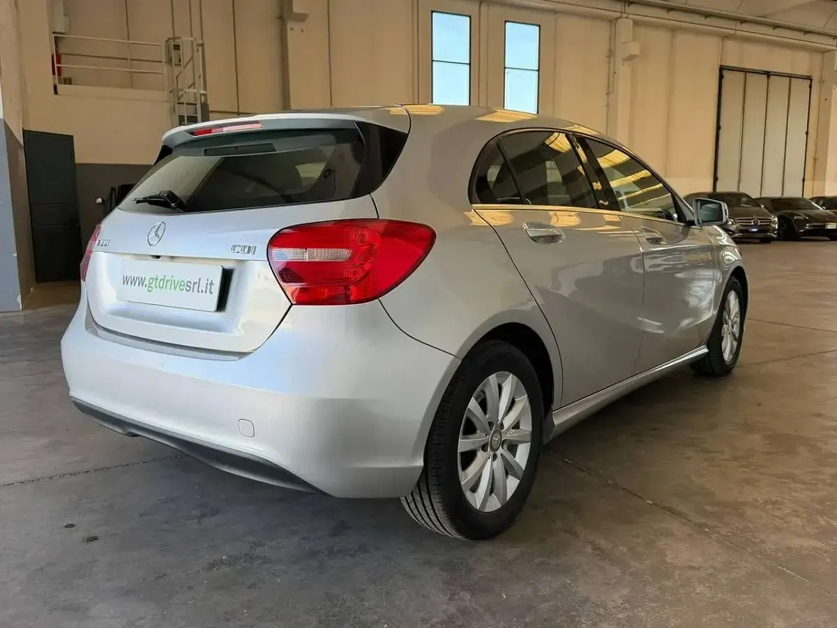 Usata Mercedes A180 109 CV (80 kW) 2015 Argento metallizzato Utilitaria