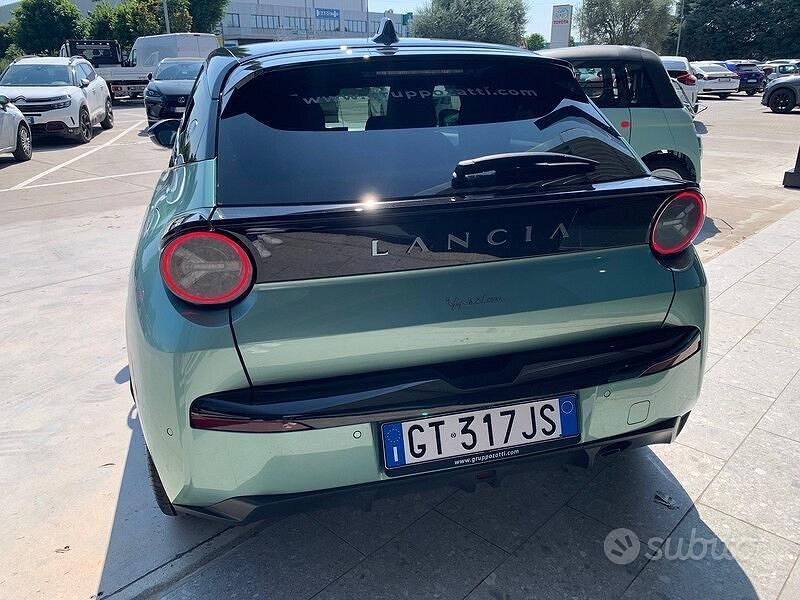 Usata Lancia Ypsilon 101 CV (74 kW) 2024 Verde giada / tetto nero Utilitaria