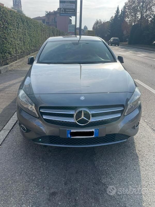 Grigio Usata 2013 Mercedes A200 Tre volumi | 11.500 € (Buon prezzo) - Immagine 1/4