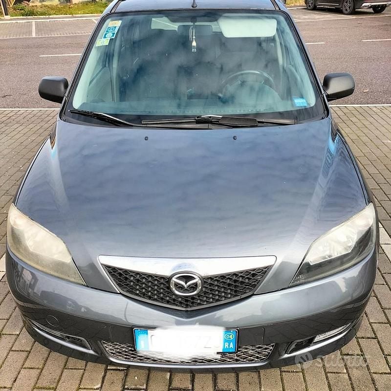 Usata Mazda 2 68 CV (50 kW) 2004 Grigio Utilitaria