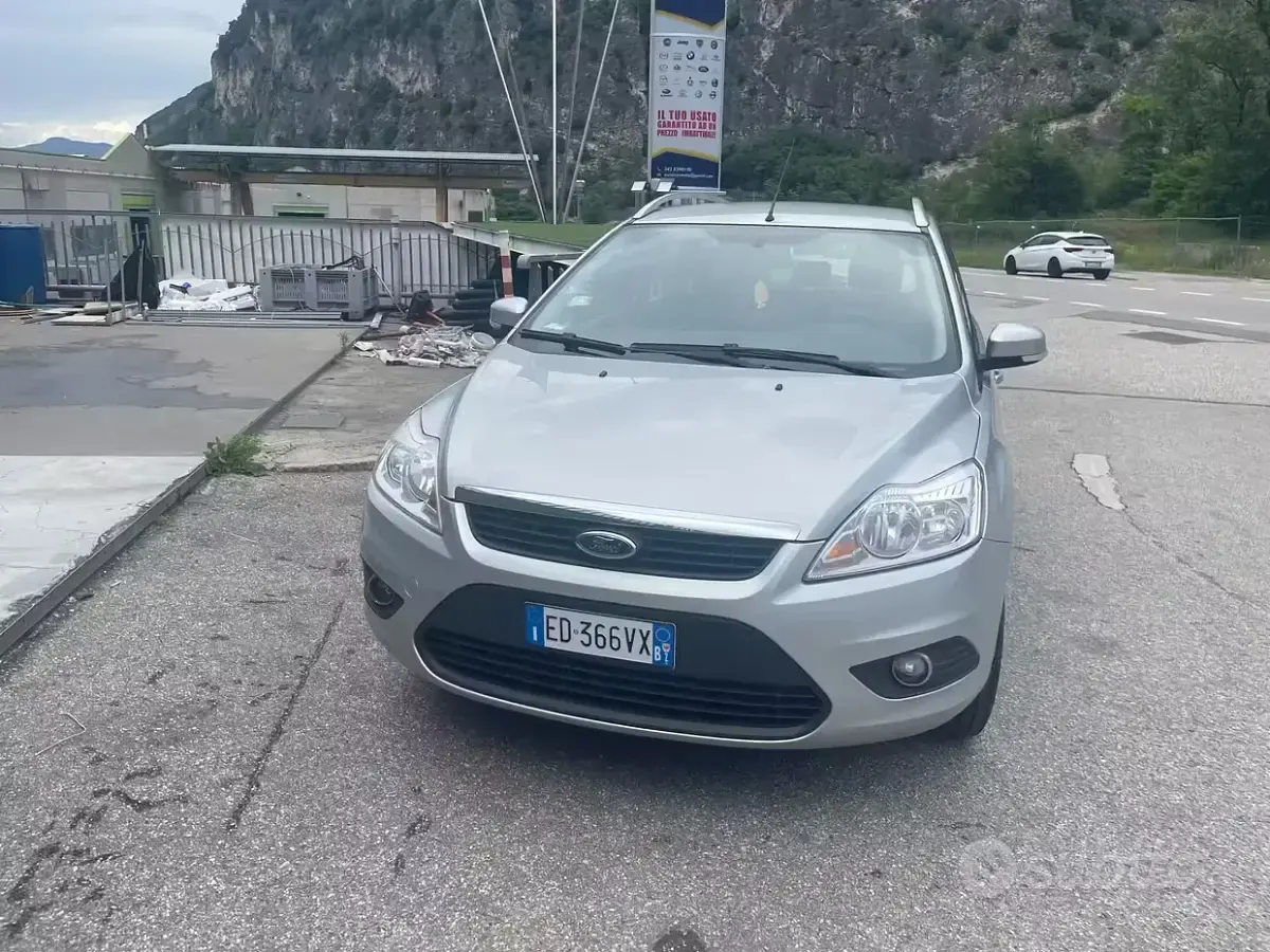 Usata Ford Focus 100 CV (73 kW) 2011 Grigio Berlina