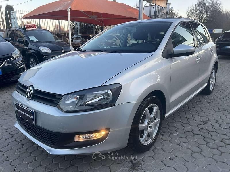 Argento Usata 2011 VW Polo Comfortline Tre volumi | 7490 € (Buon prezzo) - Immagine 1/4