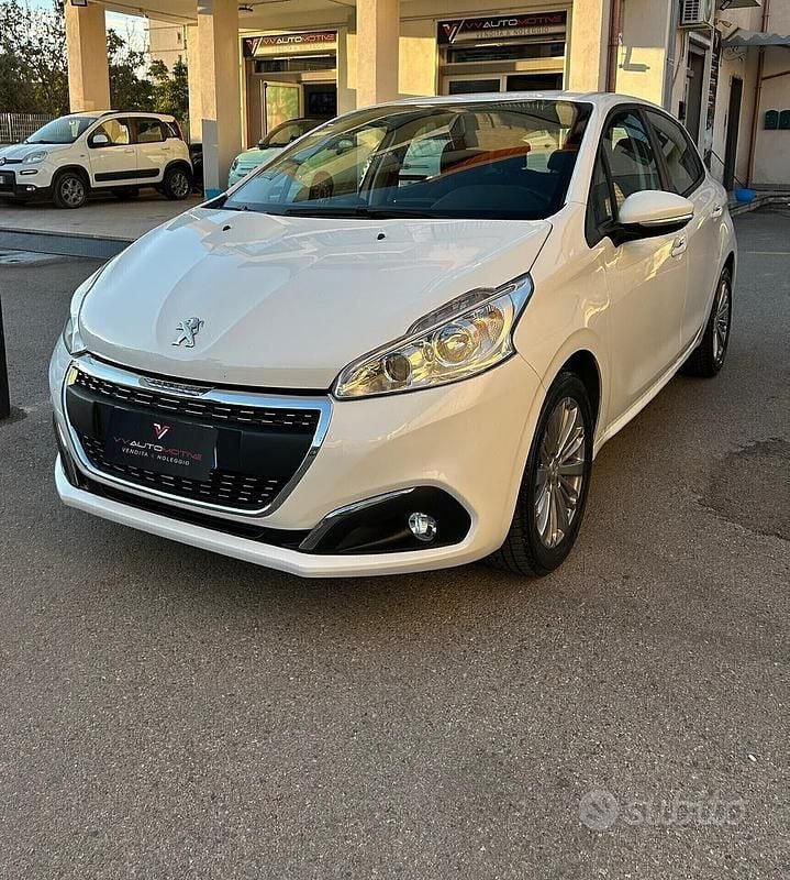 Bianco Usata 2018 Peugeot 208 Allure Due volumi | 7999 € (Super prezzo) - Immagine 1/4
