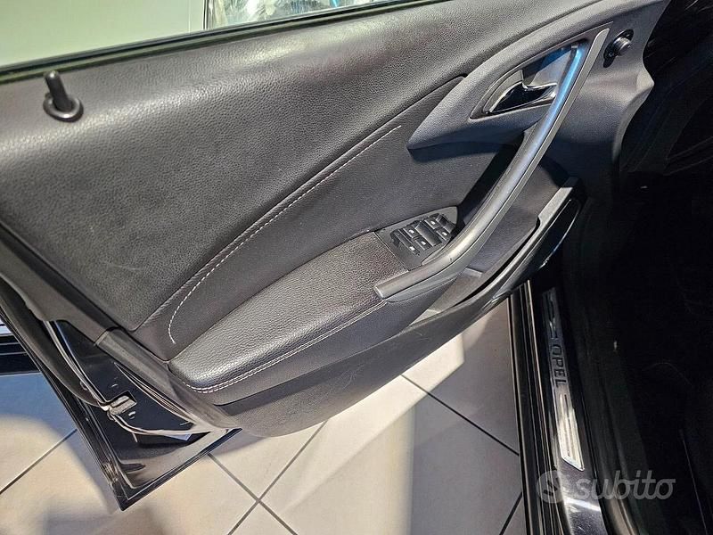 Usata Opel Astra Cosmo 140 CV (102 kW) 2011 Nero Berlina