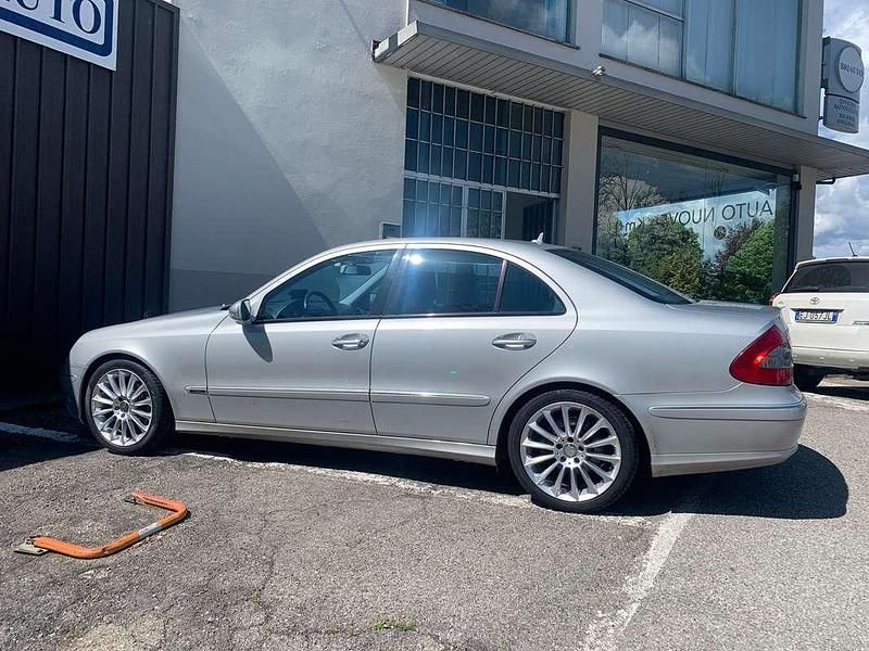 Usata Mercedes E220 Avantgarde 170 CV (125 kW) 2008 Argento Berlina