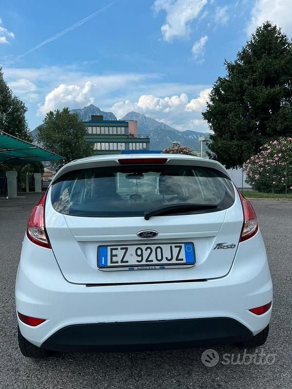 Gebraucht Ford Fiesta 95 PS (69 kW) 2015 Weiß Kleinwagen