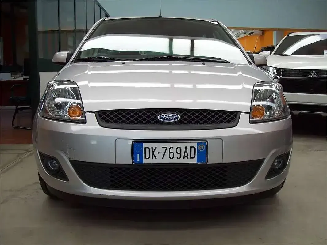 Usata Ford Fiesta Titanium 68 CV (50 kW) 2007 Argento Utilitaria