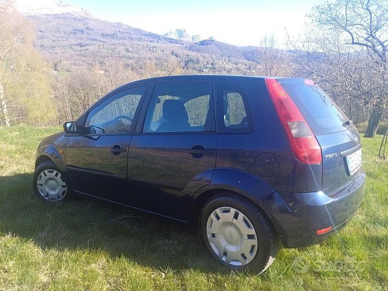 Usata Ford Fiesta 68 CV (50 kW) 2005 Blu/azzurro Utilitaria