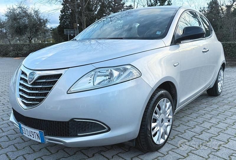 Usata Lancia Ypsilon 69 CV (50 kW) 2015 Grigio Utilitaria