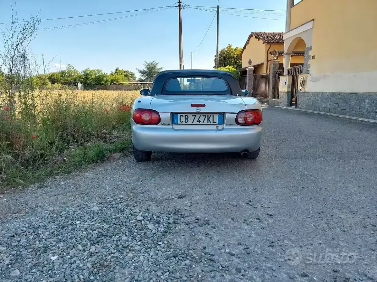 Usata Mazda MX5 110 CV (80 kW) 2001 Grigio Cabrio