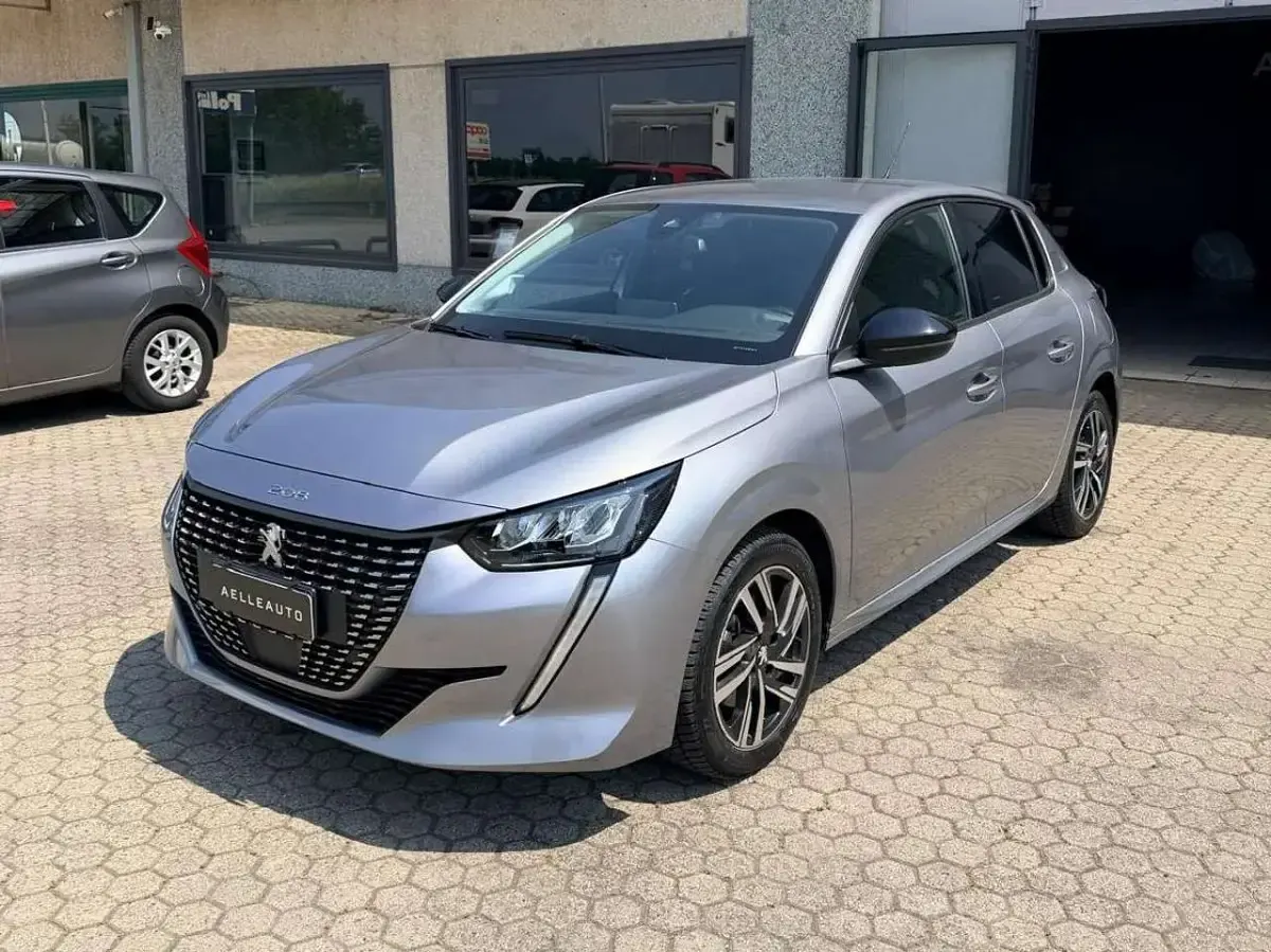 Usata Peugeot 208 Allure 101 CV (74 kW) 2023 Argento Utilitaria