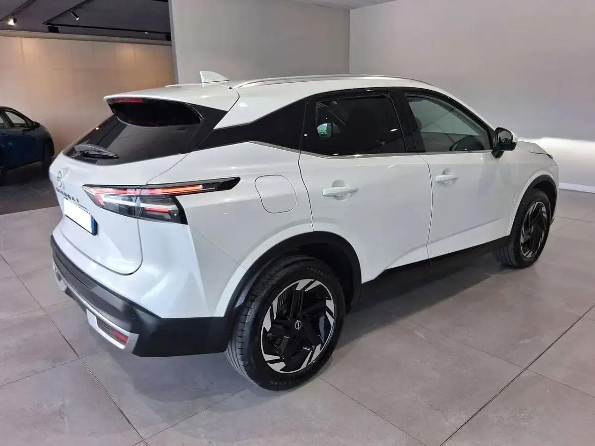 Usata Nissan Qashqai N-Connecta 140 CV (102 kW) 2024 White pearl SUV