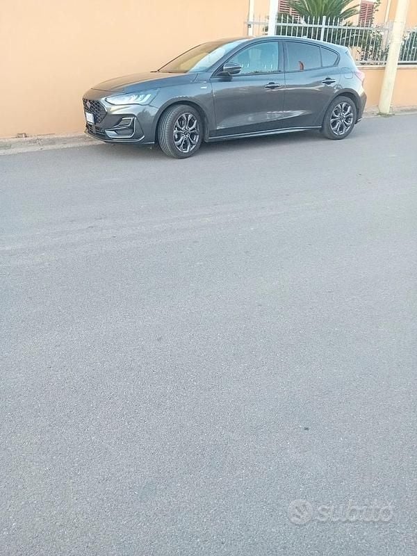 Grigio Usata 2022 Ford Focus ST-Line Utilitaria | 15.000 € (Buon prezzo) - Immagine 1/4