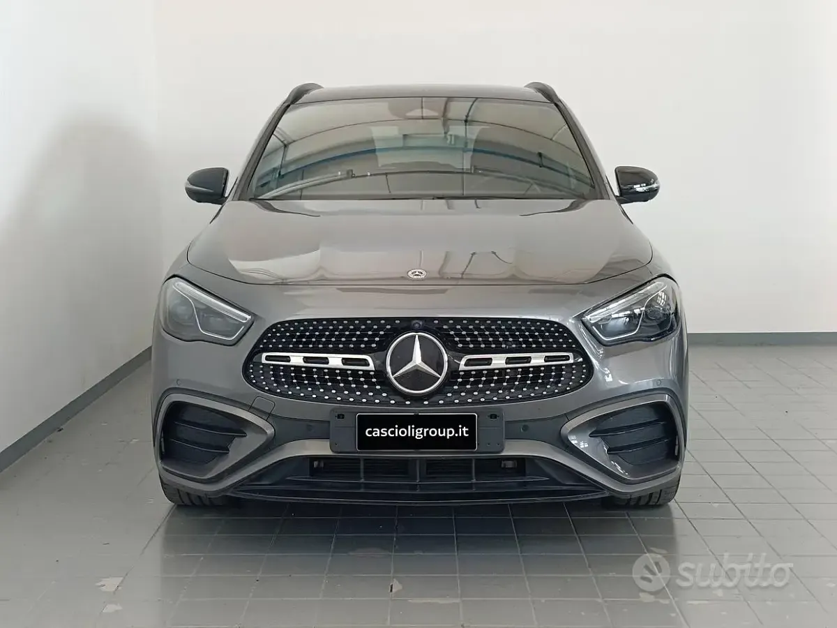 Usata Mercedes GLA200 AMG line 150 CV (110 kW) 2025 Grigio SUV