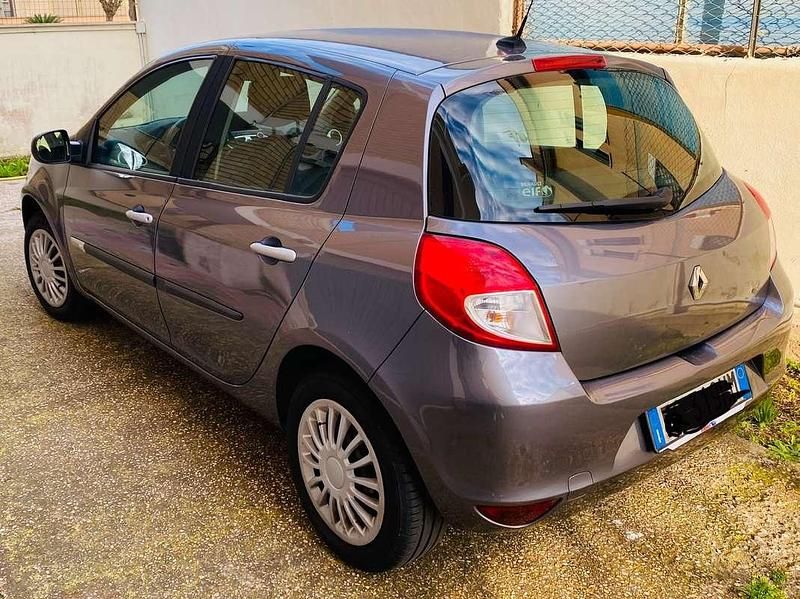 Usata Renault Clio III Dynamique 75 CV (55 kW) 2010 Grigio Berlina