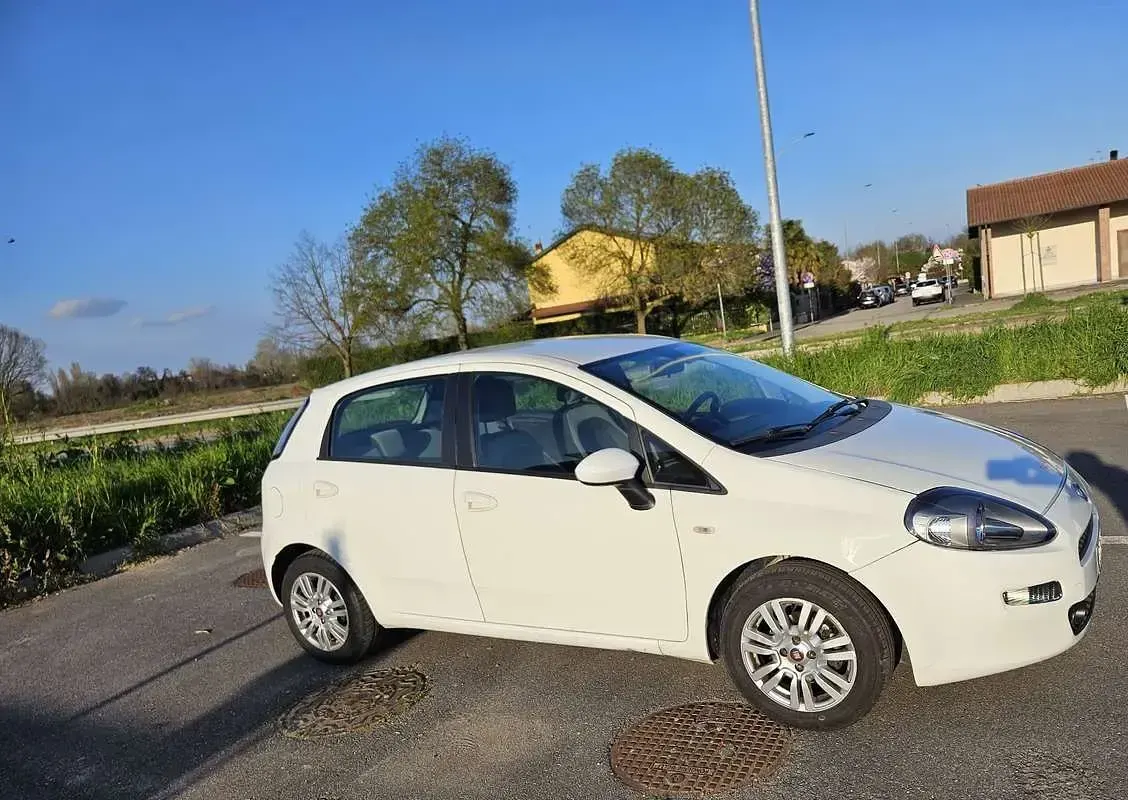 Usata Fiat Grande Punto 77 CV (56 kW) 2012 Bianco Utilitaria