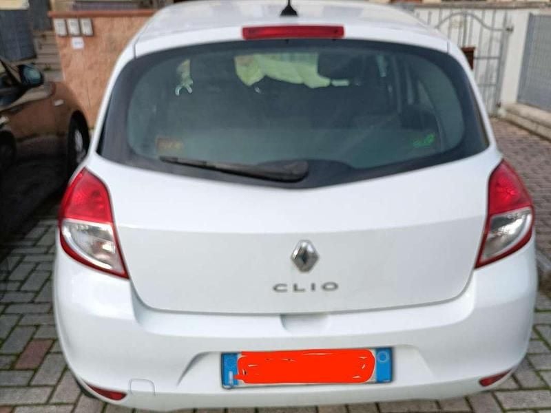Usata Renault Clio III 75 CV (55 kW) 2010 Bianco Berlina