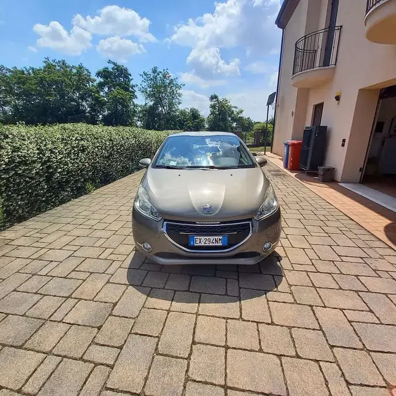 Usata Peugeot 208 68 CV (50 kW) 2014 Utilitaria
