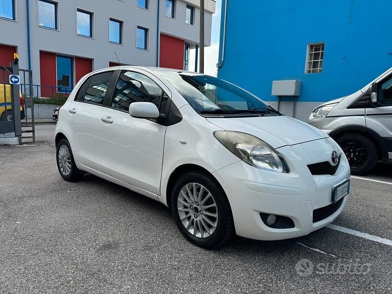 Usata Toyota Yaris Edition 90 CV (66 kW) 2011 Bianco Berlina