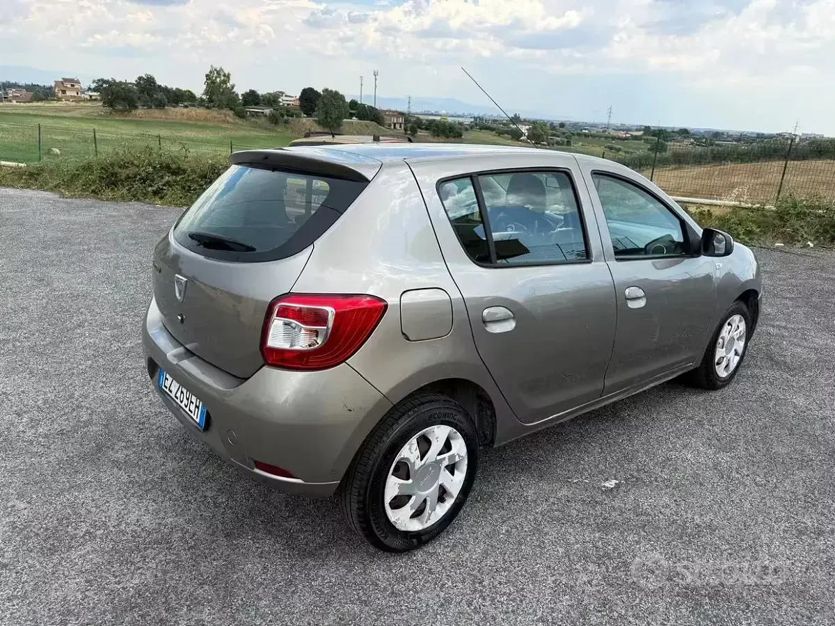 Usata Dacia Sandero Lauréate 72 CV (52 kW) 2015 Giallo Berlina