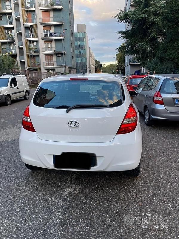 Bianco Usata 2011 Hyundai i20 Due volumi | 4300 € (Buon prezzo) - Immagine 1/4