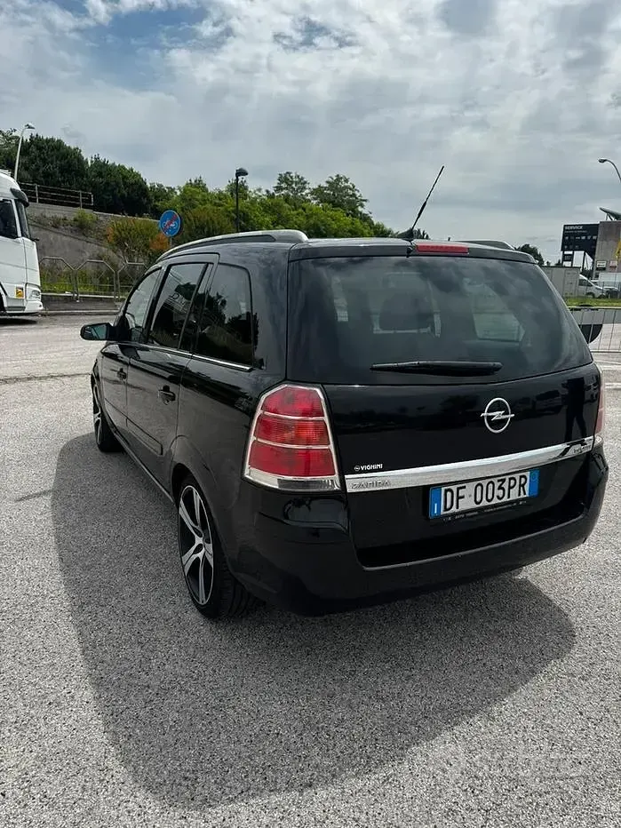 Usata Opel Zafira 120 CV (88 kW) 2007 Nero Monovolume