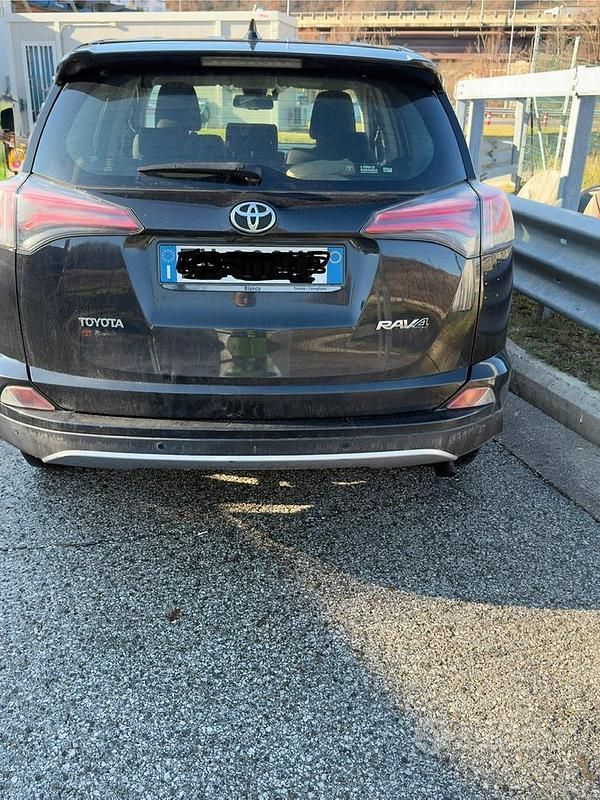 Usata 2017 Toyota RAV4 SUV | 15.000 € (Buon prezzo) - Immagine 1/4