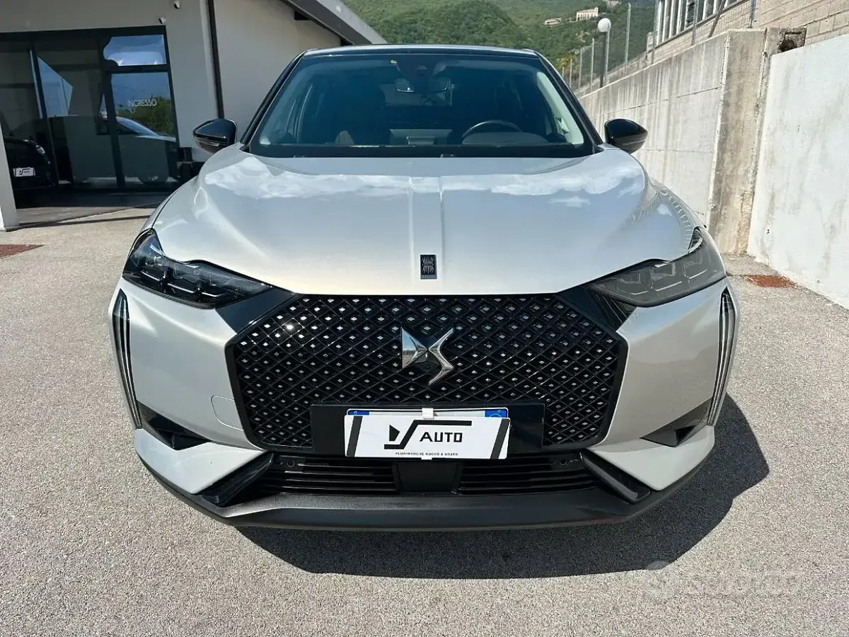 Usata DS Automobiles DS3 131 CV (96 kW) 2024 Grigio cristallo tetto nero SUV