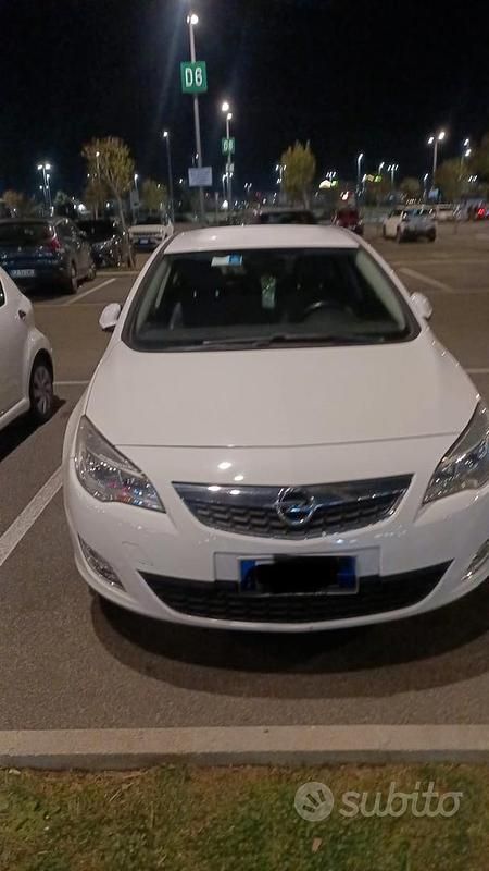 Bianco Usata 2011 Opel Astra Cosmo Tre volumi | 3800 € (Buon prezzo) - Immagine 1/4