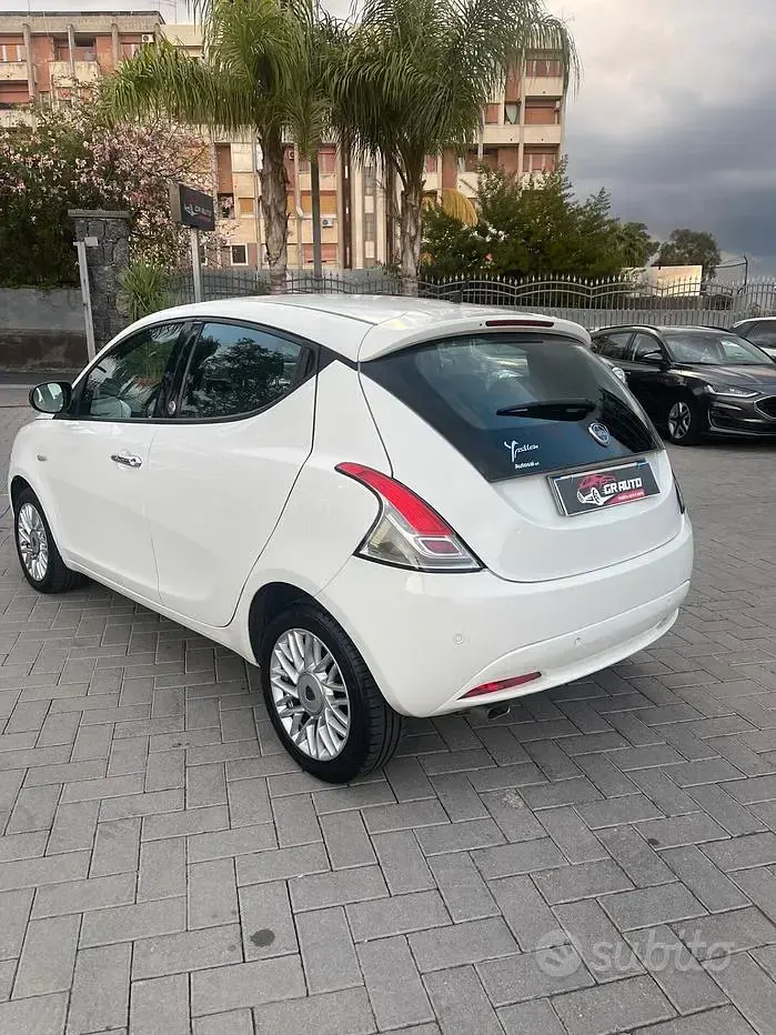 Usata Lancia Ypsilon 69 CV (50 kW) 2015 Bianco Utilitaria