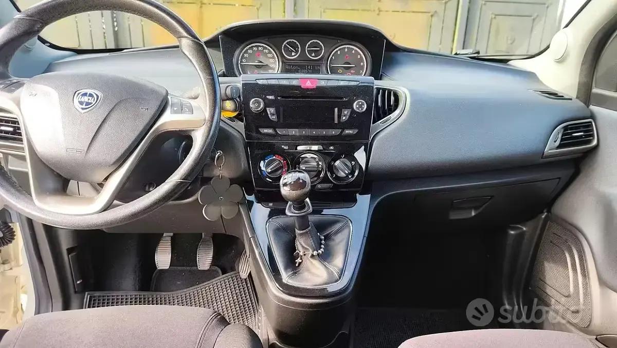 Usata Lancia Ypsilon 69 CV (50 kW) 2015 Bianco Utilitaria