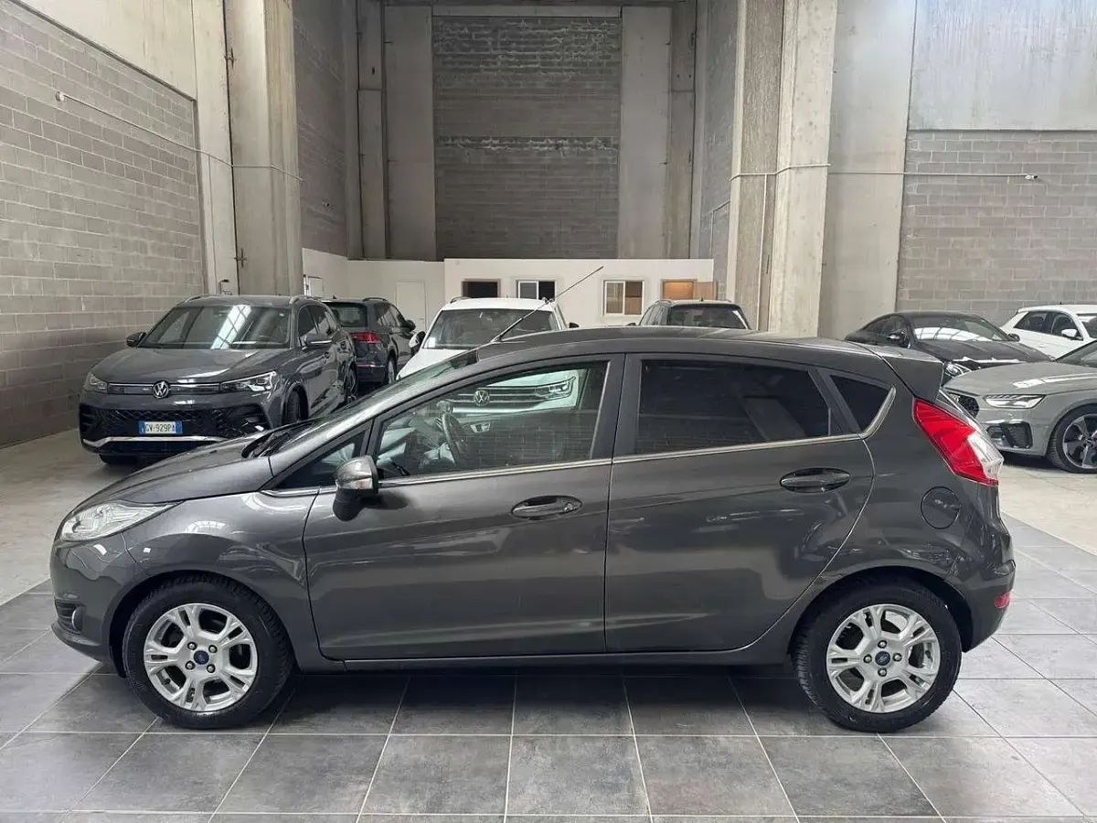 Usata Ford Fiesta Titanium 95 CV (69 kW) 2016 Grigio Utilitaria