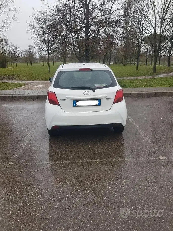 Usata Toyota Yaris Cool 90 CV (66 kW) 2015 Bianco Utilitaria