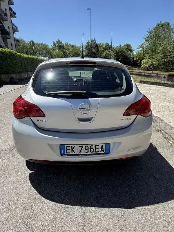 Usata Opel Astra Cosmo 95 CV (69 kW) 2011 Berlina