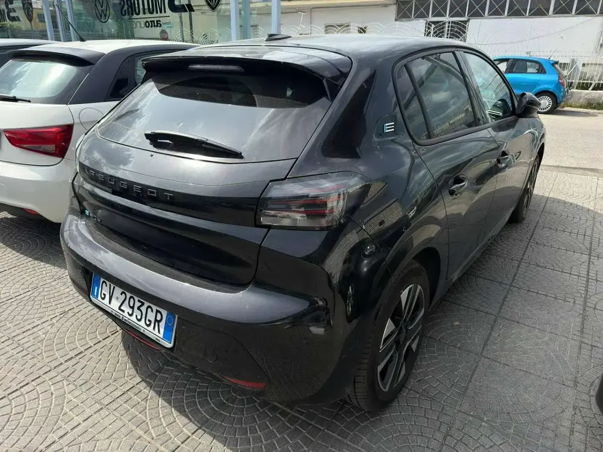 Usata Peugeot e-208 Active 56 kW (77 CV) 2024 Nero Utilitaria