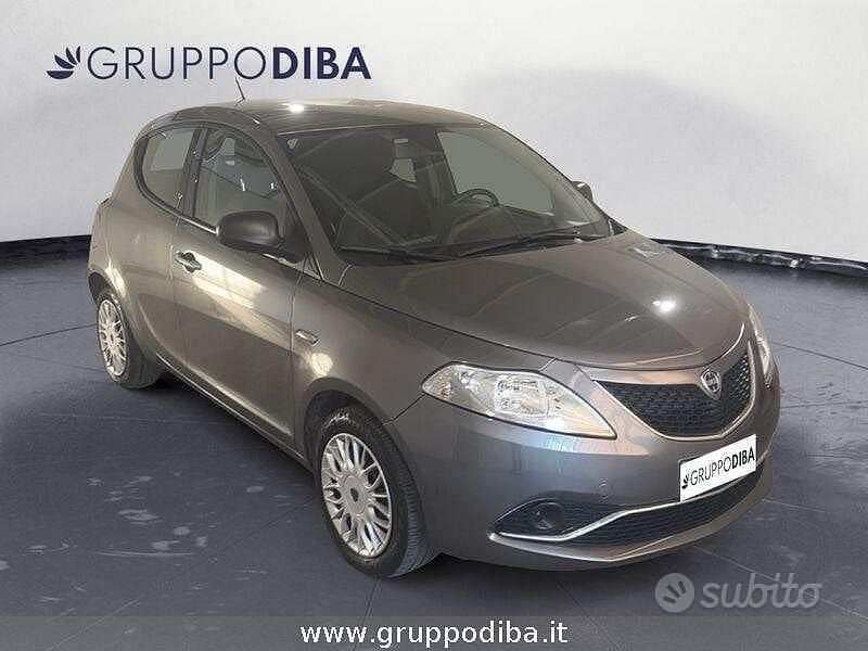 Usata Lancia Ypsilon Silver 69 CV (50 kW) 2017 Grigio Utilitaria