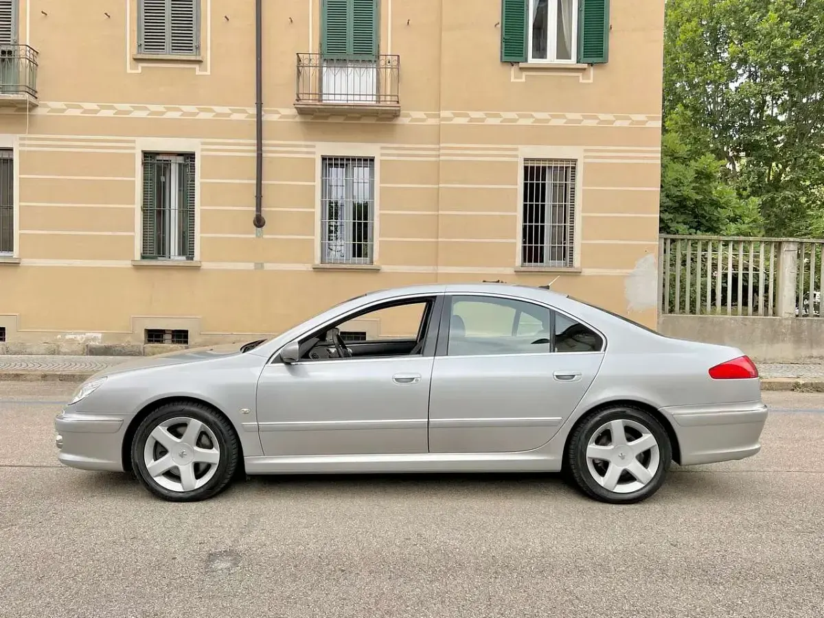 Usata Peugeot 607 208 CV (152 kW) 2010 Grigio alluminio metallizzato Berlina